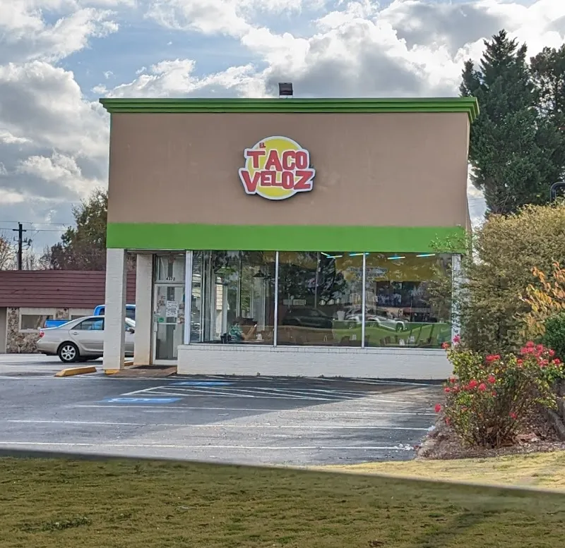 El Taco Veloz restaurant exterior with green trim and parking lot.